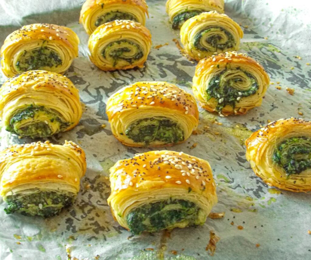 rulouri crocante, care se desfac in fasii subtiri si crocante umplute cu spanac si cascaval