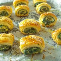 rulouri crocante, care se desfac in fasii subtiri si crocante umplute cu spanac si cascaval