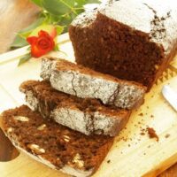 Chec cu banane, cacao și nuci, înalt și pufos, cu zahăr pudră presărat deasupra