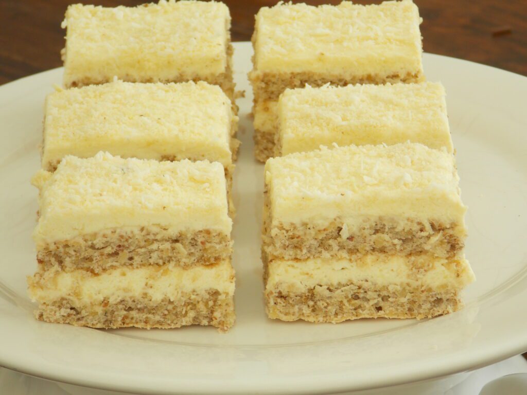 Prajitura Bubicu, rețetă cu nuci prăjite și cremă de unt