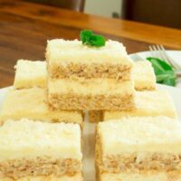 Prajitura Bubicu cu nuci și migdale, desert românesc cu cremă de unt și vanilie