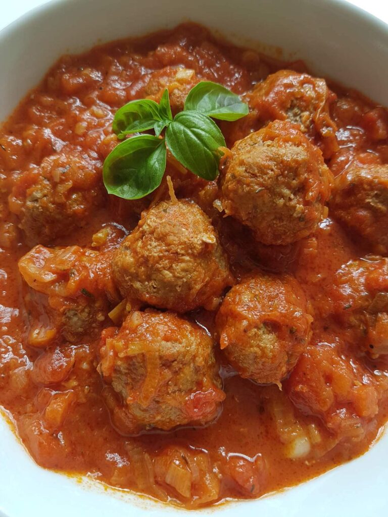 Chiftelute suculente in sos de rosii pentru paste sau piure 