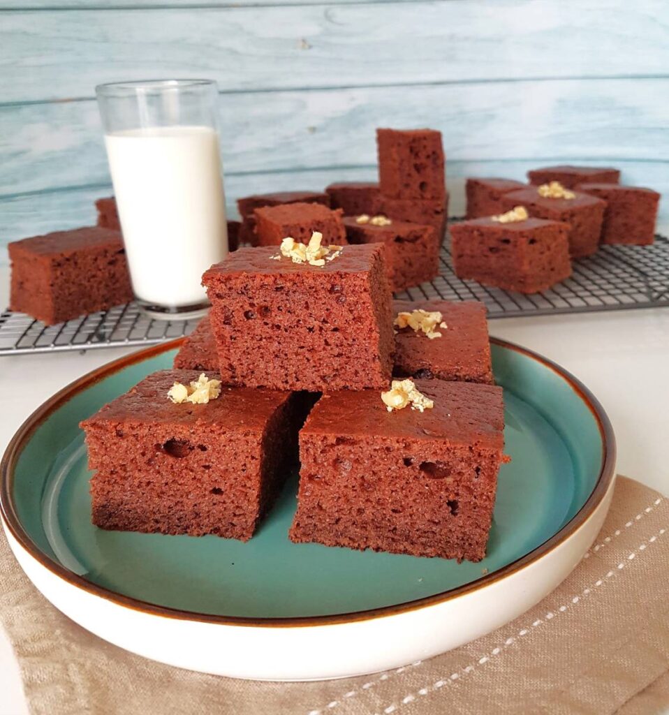 Un deliciu de neîmpărțit! Bucăți de negresă cu iaurt, pufoasă și aromată, savurate alături de un pahar de lapte și nuci crocante deasupra. Gustul perfect pentru fiecare moment!