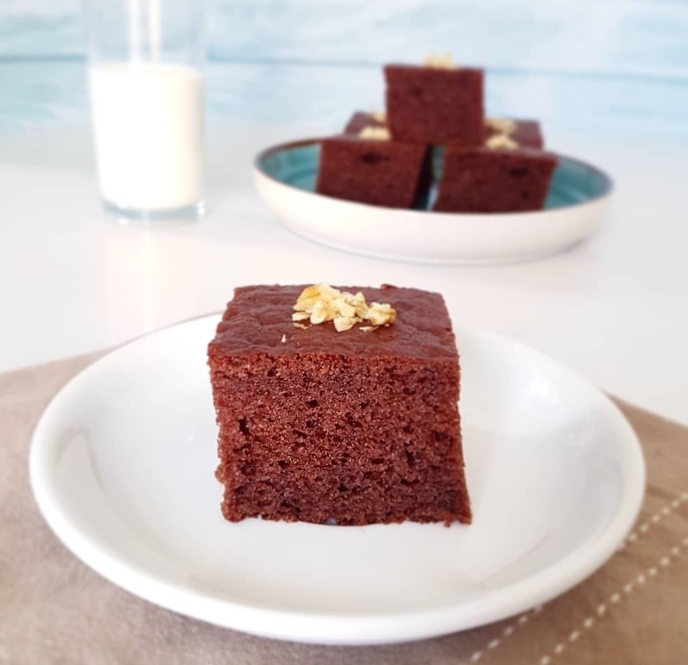 Un colț de răsfăț! Felie de negresă cu iaurt, pufos și delicios, perfect acompaniată de un pahar de lapte. Desertul ideal pentru orice moment al zilei!