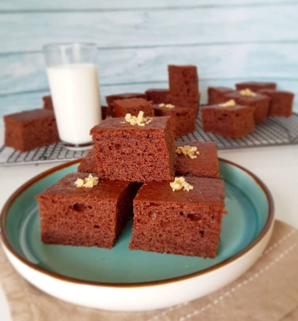 Un deliciu de neîmpărțit! Bucăți de negresă cu iaurt, pufoasă și aromată, savurate alături de un pahar de lapte și nuci crocante deasupra. Gustul perfect pentru fiecare moment!