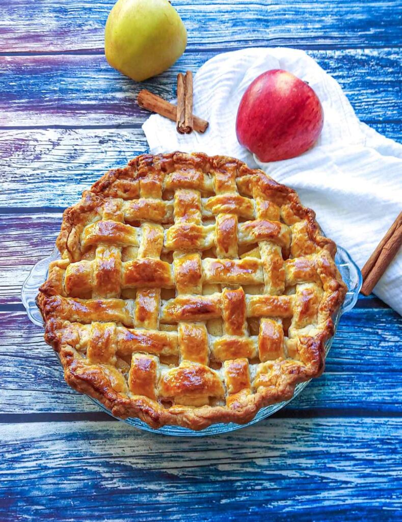 apple pie- o tarta frageda cu mere unde crusta este crocanta si lucioasa si decorata cu mere si baton de scortisoara