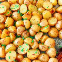 Cartofi noi la cuptor asezonati cu rozmarin si usturoi