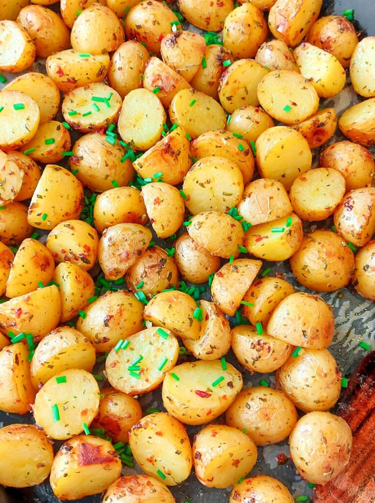 Cartofi noi la cuptor asezonati cu rozmarin si usturoi 