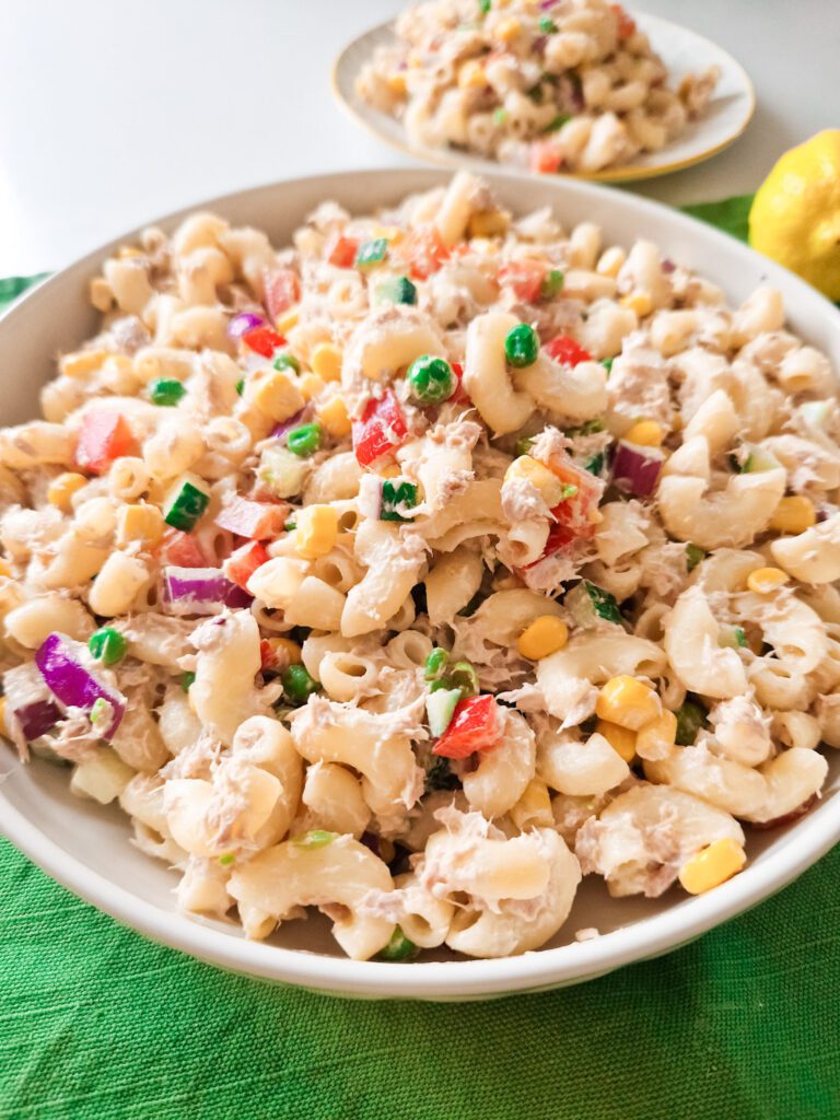 salata de paste cu ton, ardei gras, mazare verde, porumb din conserva, ceapa rosie, asezonata cu maioneza si iaurt 