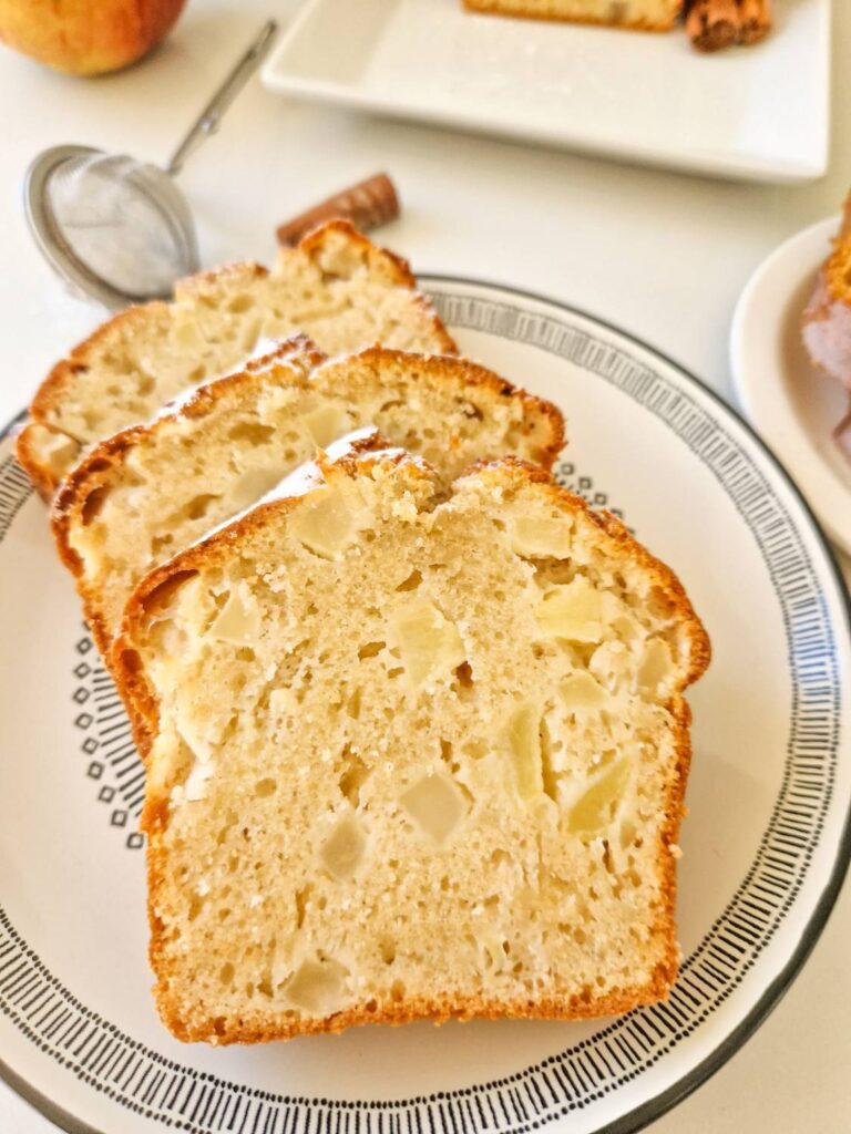 felii de chec cu mere si vanilie taiate, unde umplutura generoasa se vede la fel de bine ca si textura pufoasa