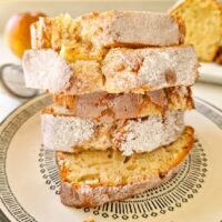 Felii apetisante de chec pufos cu mere inpudrat cu zahar vanilat