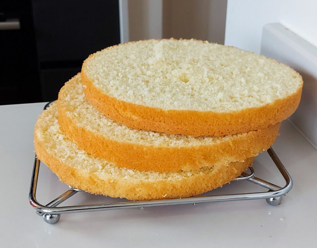 Trei felii generoase de blat pufos si aerat gata sa fie umplut cu rema 