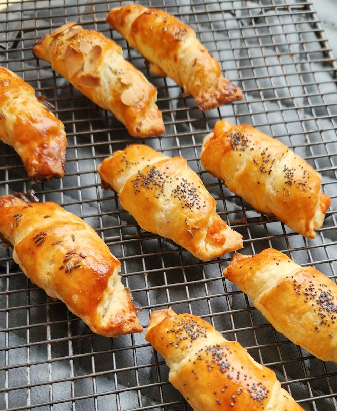 Fragede, aurii și gata să se topească în gură! Cornulețele noastre sunt gata de savurat alături de cei dragi.