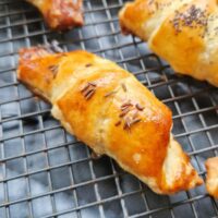 Fragede, aurii și gata să se topească în gură! Cornulețele noastre sunt gata de savurat alături de cei dragi.