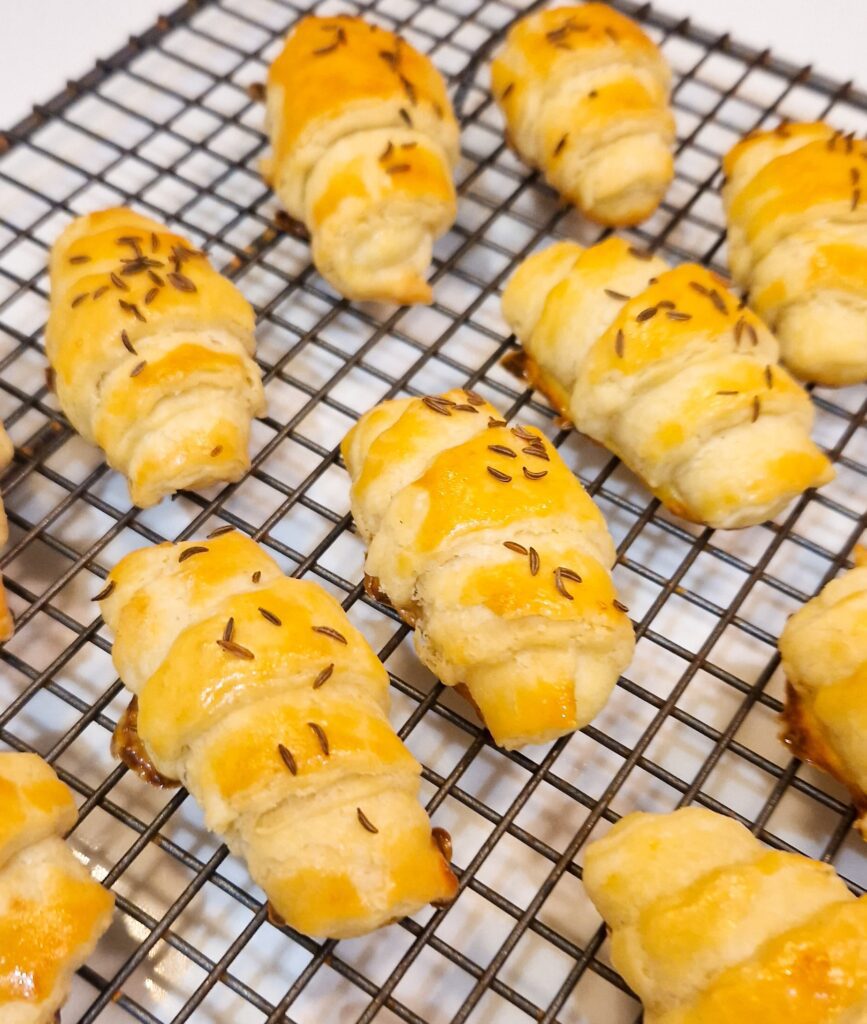 Fragede, aurii și gata să se topească în gură! Cornulețele noastre sunt gata de savurat alături de cei dragi.