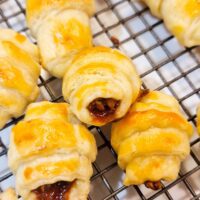 Uitati-vă la straturile astea fragede! Se sfărâmă ușor și sunt pline de aromă - tocmai bune de savurat.