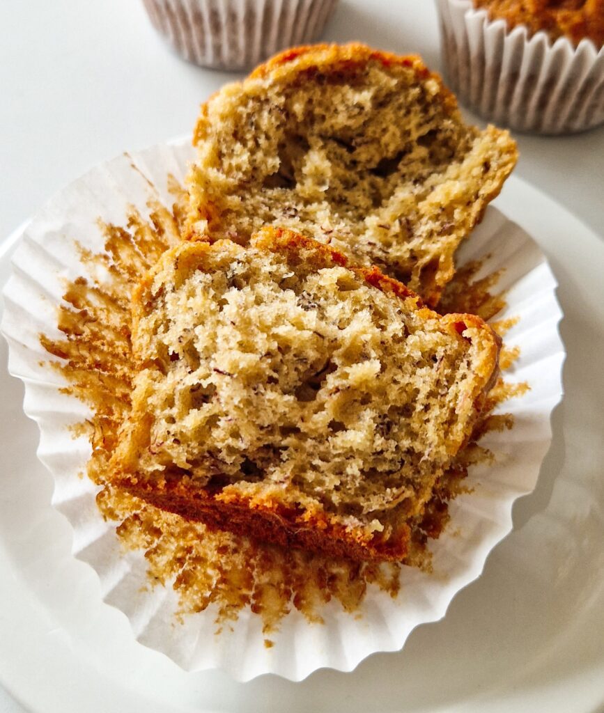 Brioșe cu banane pufoase și umede 🍌 – rețetă simplă și rapidă pentru mic dejun sau gustare