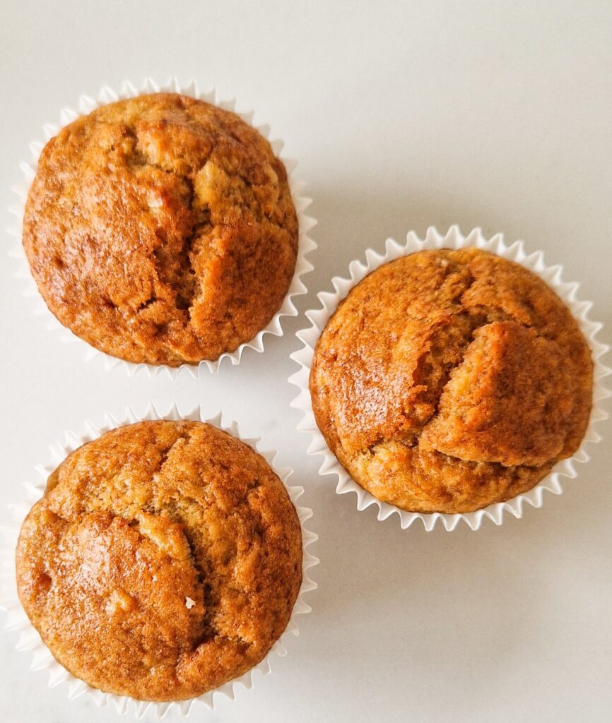 Brioșe cu banane pufoase și umede 🍌 – rețetă simplă și rapidă pentru mic dejun sau gustare