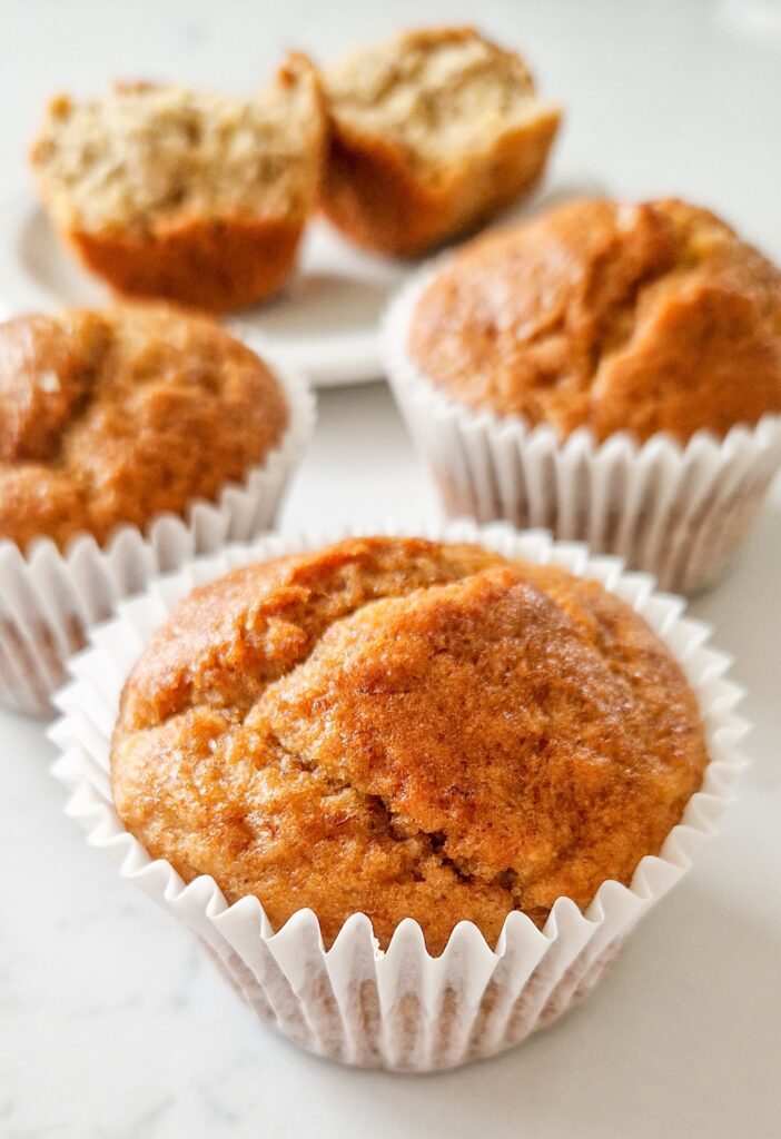 Brioșe cu banane pufoase și umede 🍌 – rețetă simplă și rapidă pentru mic dejun sau gustare