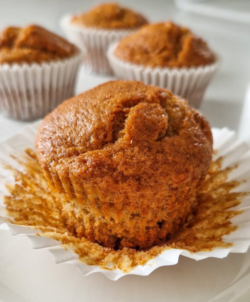 Brioșe cu banane pufoase și umede 🍌 – rețetă simplă și rapidă pentru mic dejun sau gustare