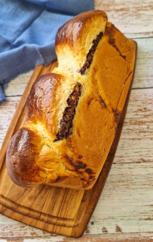 Cozonac rumen și bine crescut scos  din tavă, gata pentru a fi savurat