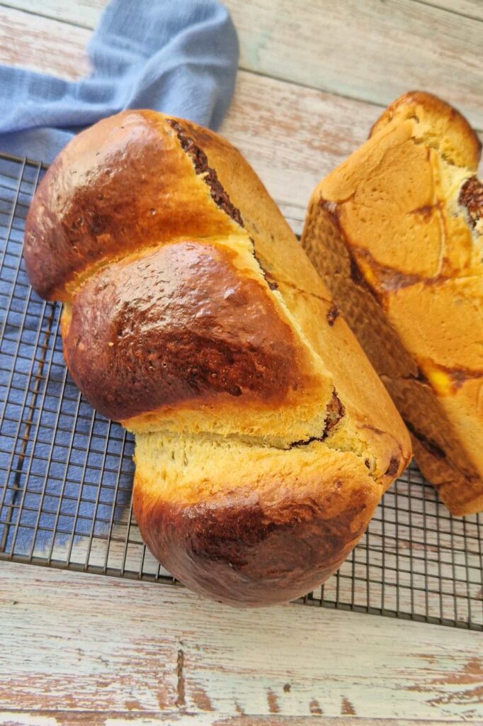 Cozonac rumen și bine crescut scos  din tavă, gata pentru a fi savurat