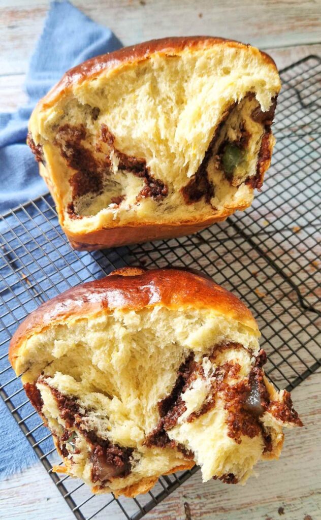 Cozonac copt, rupt la mijloc pentru a arăta textura moale și pufoasă.