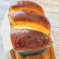 Cozonac rumen și bine crescut în tavă, gata pentru a fi savurat.