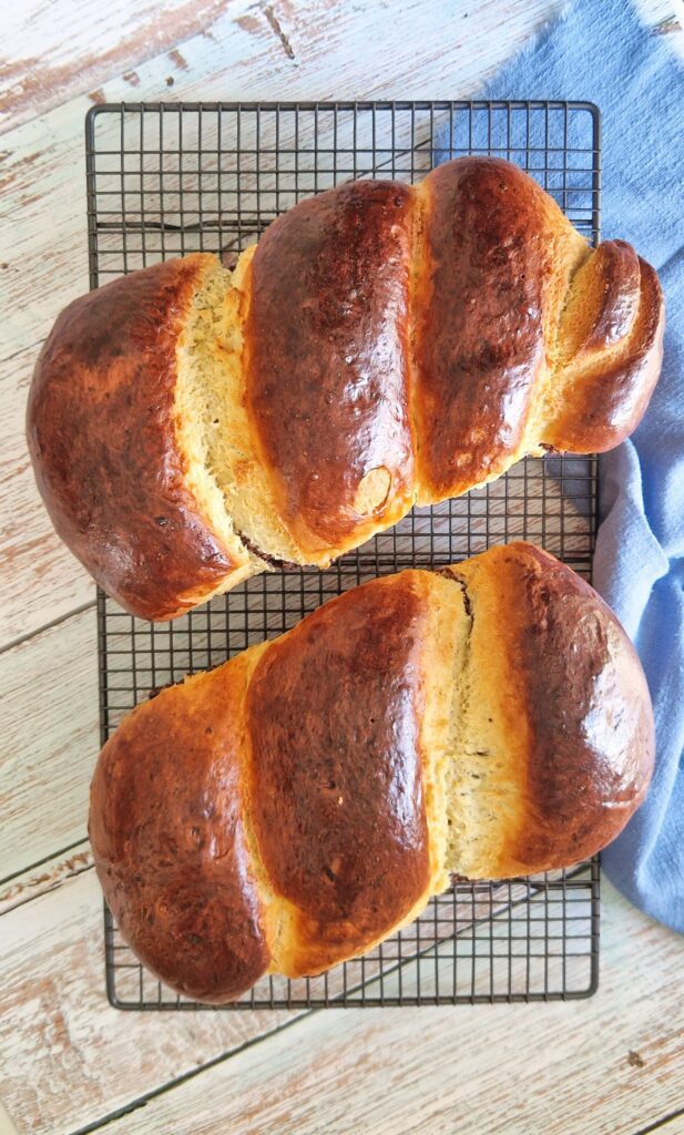 Doi cozonaci pufoși, gata să fie tăiați și serviți