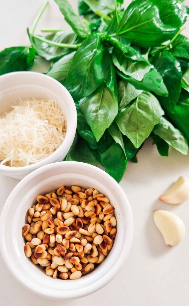 Ingredientele pentru pesto pregatite de utilizare