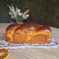 Cozonacul perfect, proaspăt scos din cuptor, împletind tradiția cu aromele fine ale smântânii. O adevărată delicatesă, care aduce un strop de căldură și eleganță mesei tale.