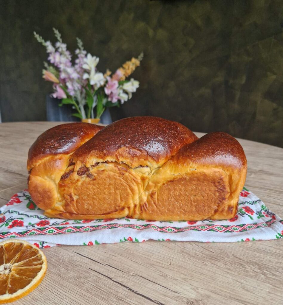 Cozonacul perfect, proaspăt scos din cuptor, împletind tradiția cu aromele fine ale smântânii. O adevărată delicatesă, care aduce un strop de căldură și eleganță mesei tale.