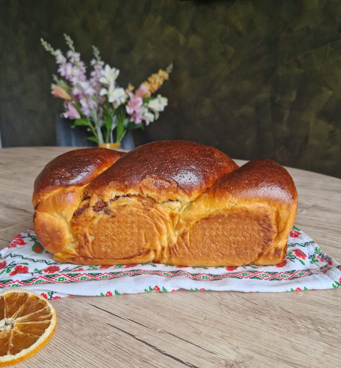 Cozonacul perfect, proaspăt scos din cuptor, împletind tradiția cu aromele fine ale smântânii. O adevărată delicatesă, care aduce un strop de căldură și eleganță mesei tale.