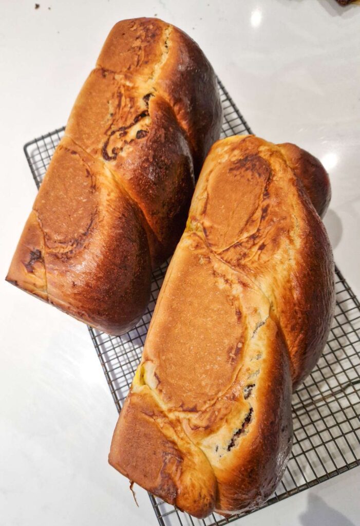 Cozonac pufos cu smântână proaspăt scos din cuptor, lasat la racit intr-o parte.