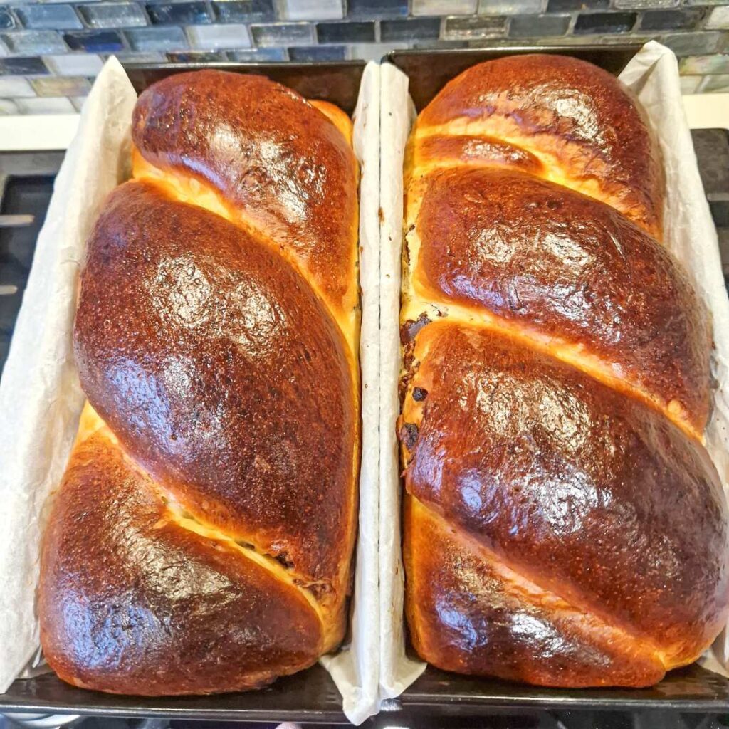 2 Cozonaci pufosi cu smântână proaspăt scosi din cuptor