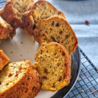 Dulceata naturala a bananelor si stafidelor se imbina perfect cu savoare subtila a morcovilor, impreuna formand un desert natural, fara zahar de zile mari.