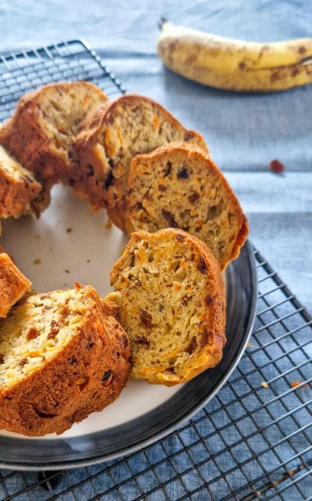 Dulceata naturala a bananelor si stafidelor se imbina perfect cu savoare subtila a morcovilor, impreuna formand un desert natural, fara zahar de zile mari.