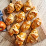 cornuri pufoase de casa presarate cu fulgi de migdale