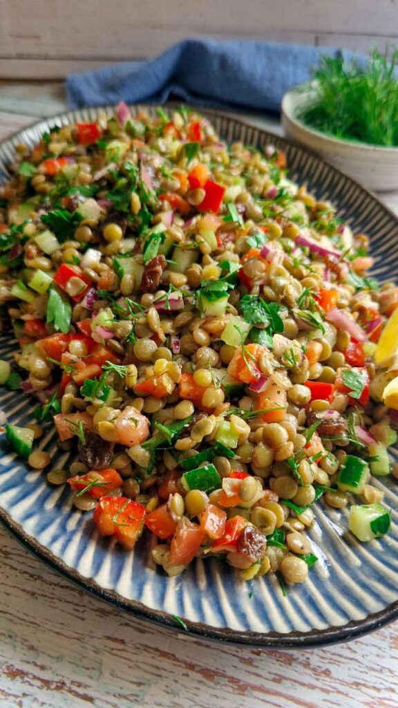 salata sanatoasa de post sau vegana de linte verde Salata apetisanta de linte verde si multe legume proaspete