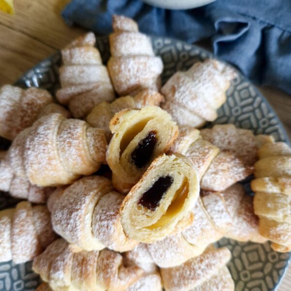 Cornulete fragede cu unt si smantana - The Lemon Flavour