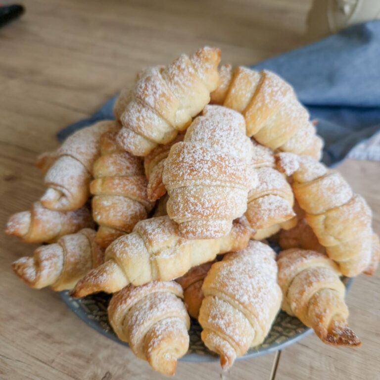 Cornulete fragede cu unt si smantana - The Lemon Flavour