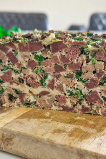 drob de miel nefeliat, unde se vad bucatile de carne bine delimitate si verdeata