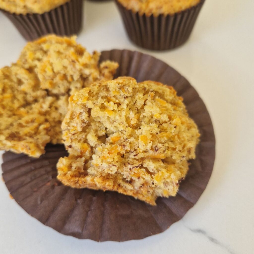 O briosa cu morcovi de post rupta pe jumatate sa se poata vedea interiorul umed si pufos