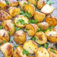 cartofi noi la cuptor pre-fiert, crocanti, moi la interior si cu verdeata