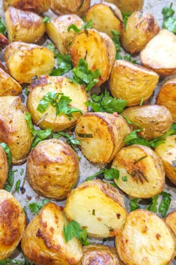 cartofi noi la cuptor pre-fiert, crocanti, moi la interior si cu verdeata