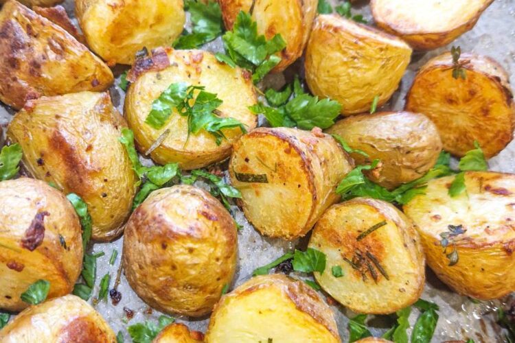 cartofi noi la cuptor pre-fiert, crocanti, moi la interior si cu verdeata