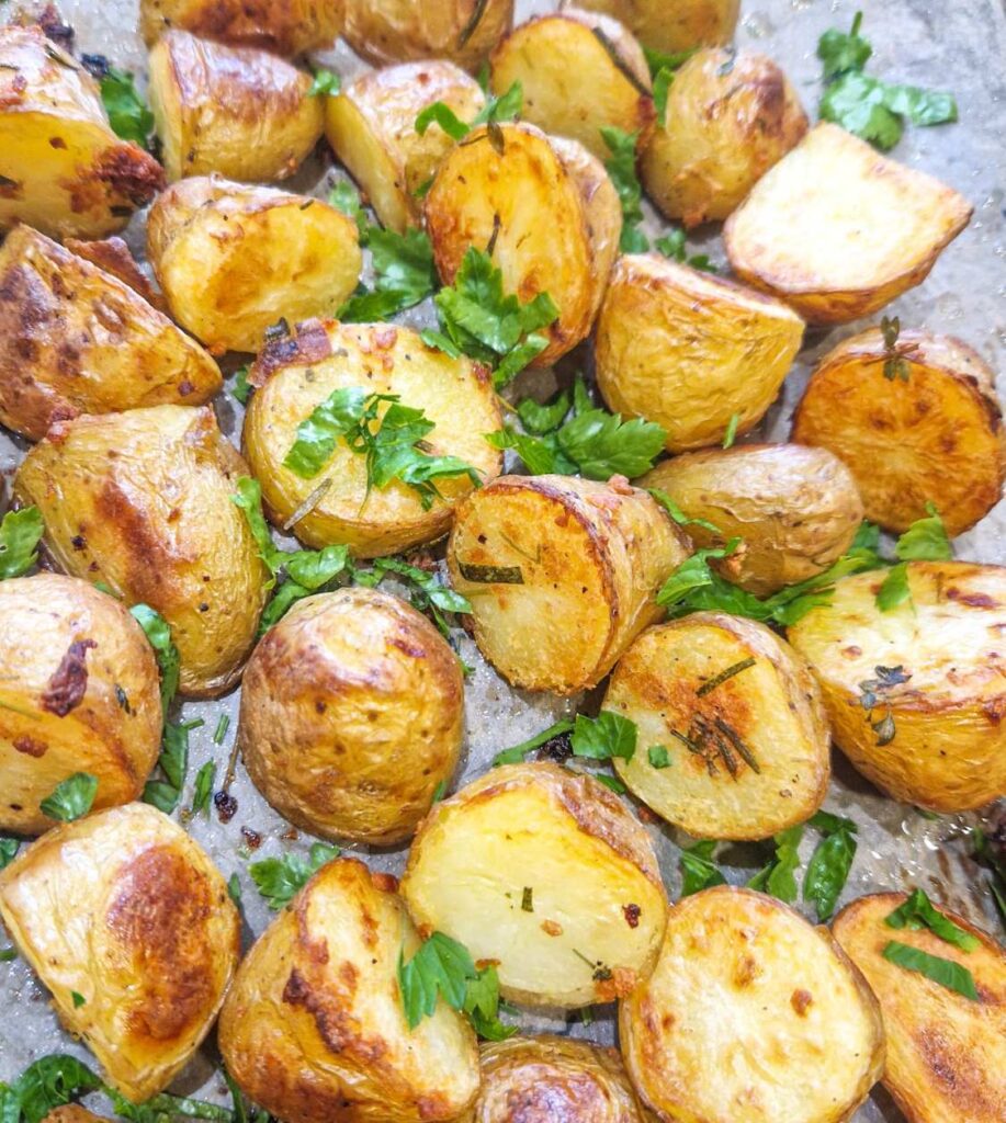 cartofi noi la cuptor pre-fiert, crocanti, moi la interior si cu verdeata