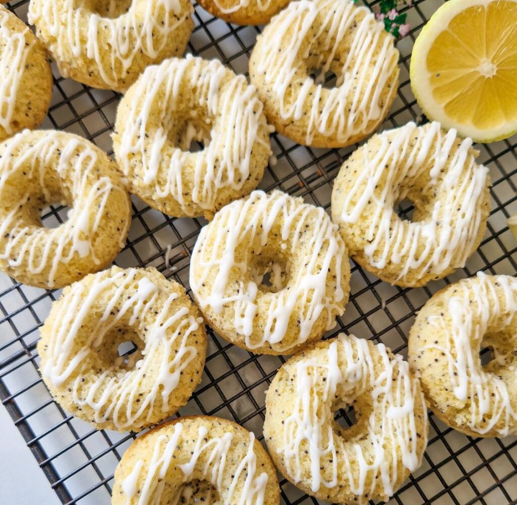 gogosi pufoase cu mac si lamaie coapte nu prajite in ulei decorate cu glazura de zahar