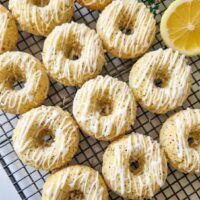 gogosi pufoase cu mac si lamaie coapte nu prajite in ulei decorate cu glazura de zahar