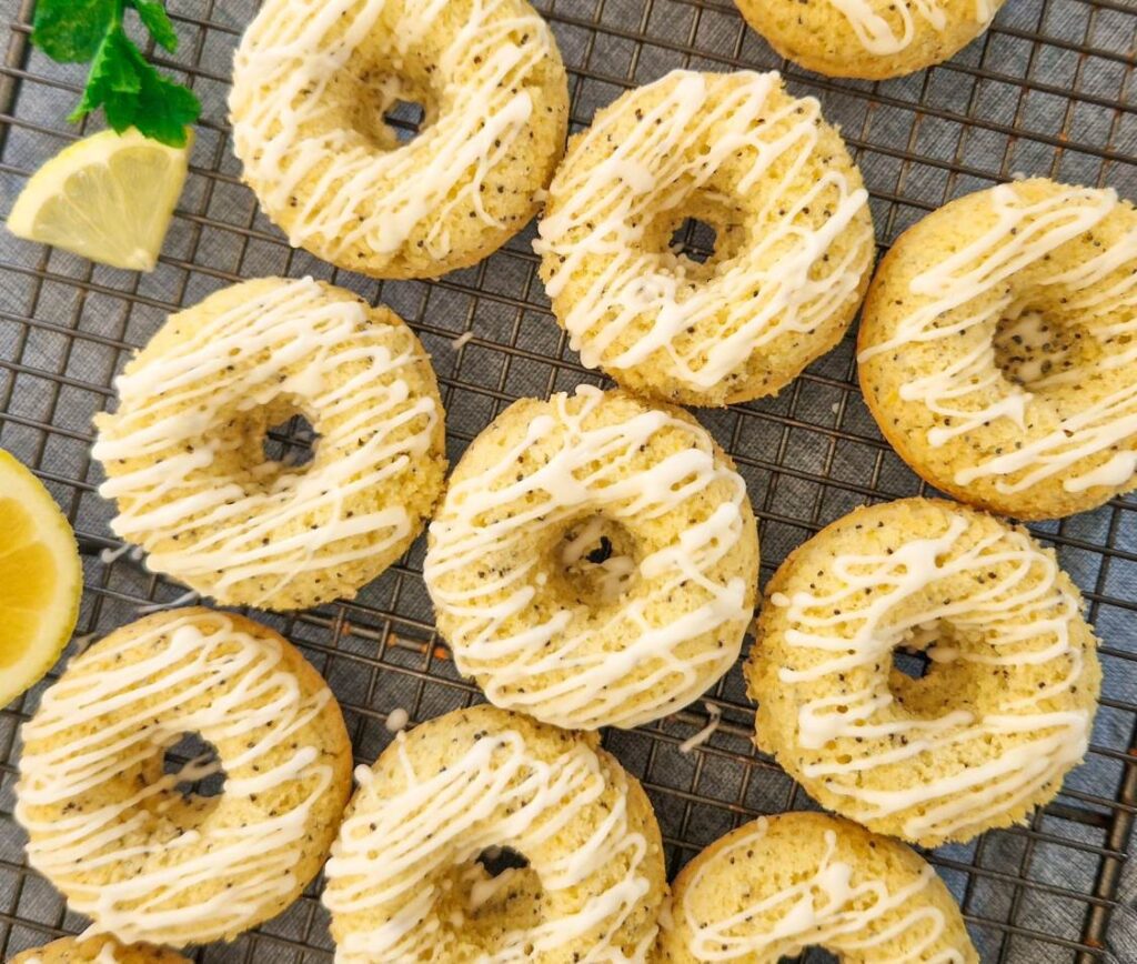 Gogosi copate cu lamaie si mac decorate cu glazura de zahar